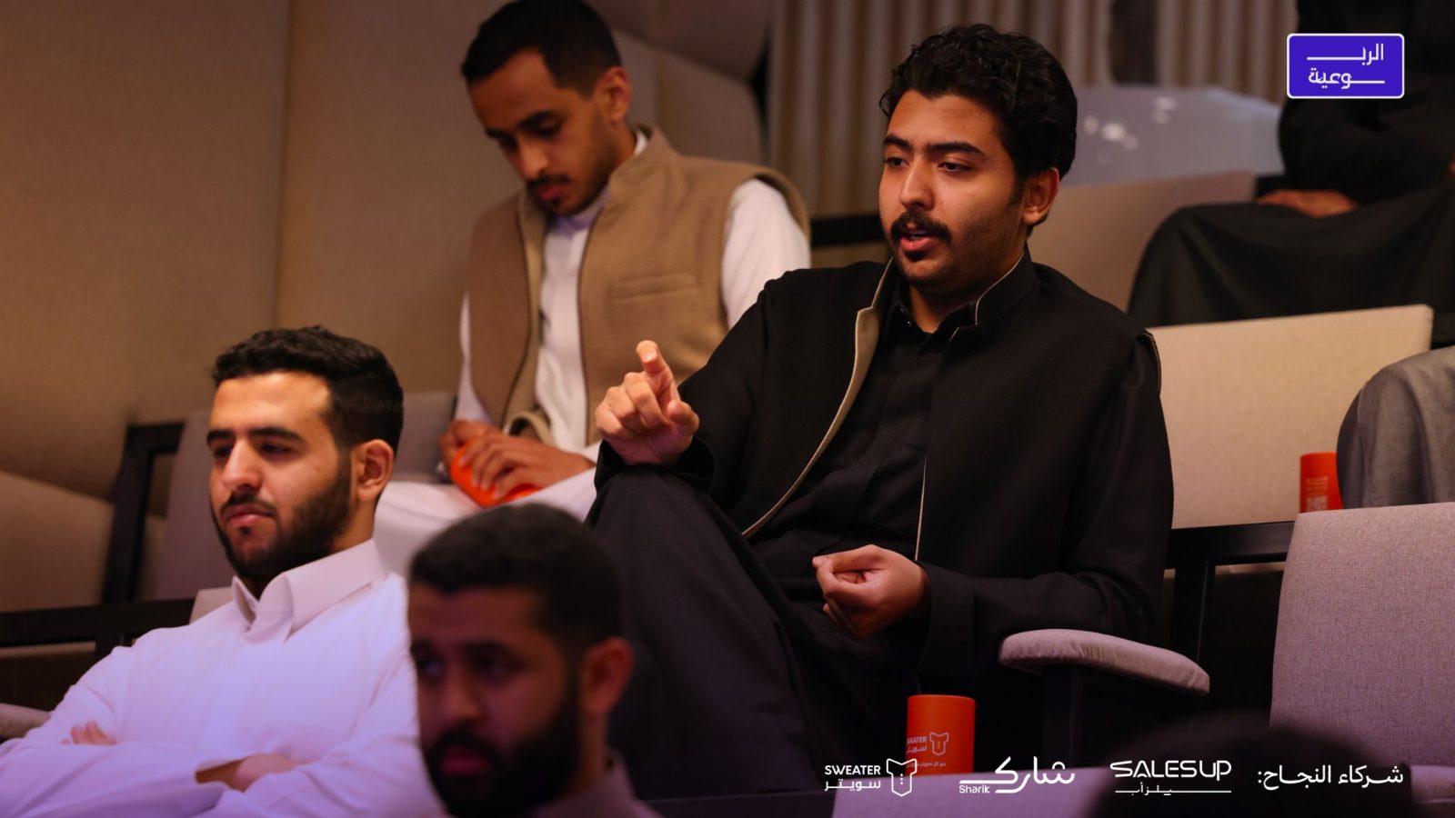 مشاركة من الحضور في حوار لقاء الربوعية